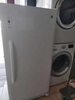G.E. REFRIGERATOR WORKS GREAT
