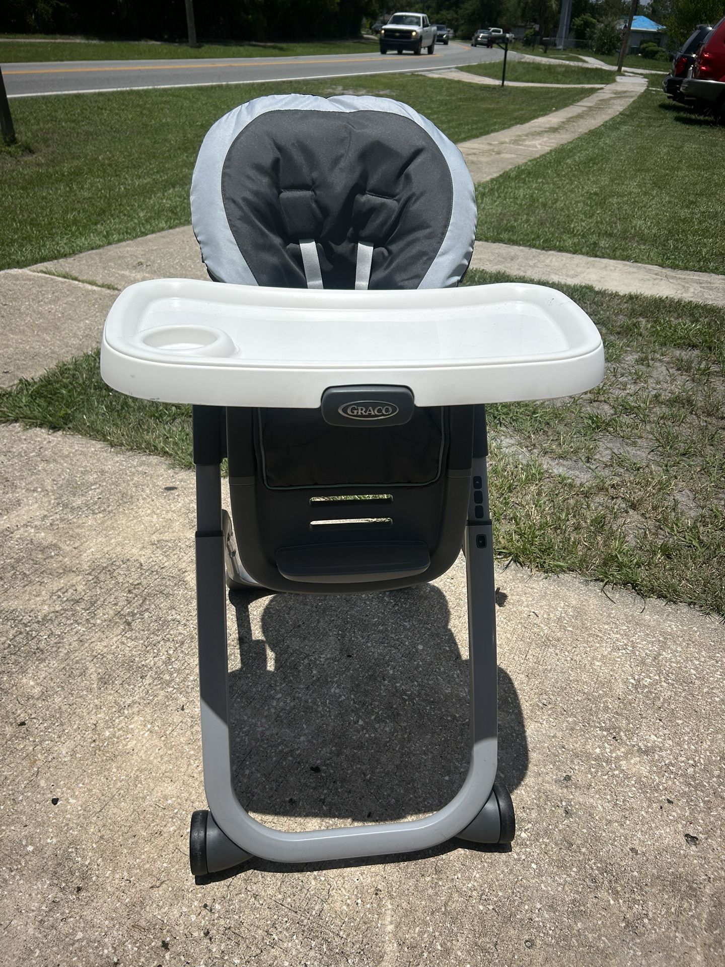 Baby carrier so that the child can eat It goes up and down