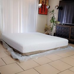 VERY NICE KING SIZE SERTA ICOMFORT MATTRESS FOR SALE! IN GREAT CONDITION  FREE DELIVERY 