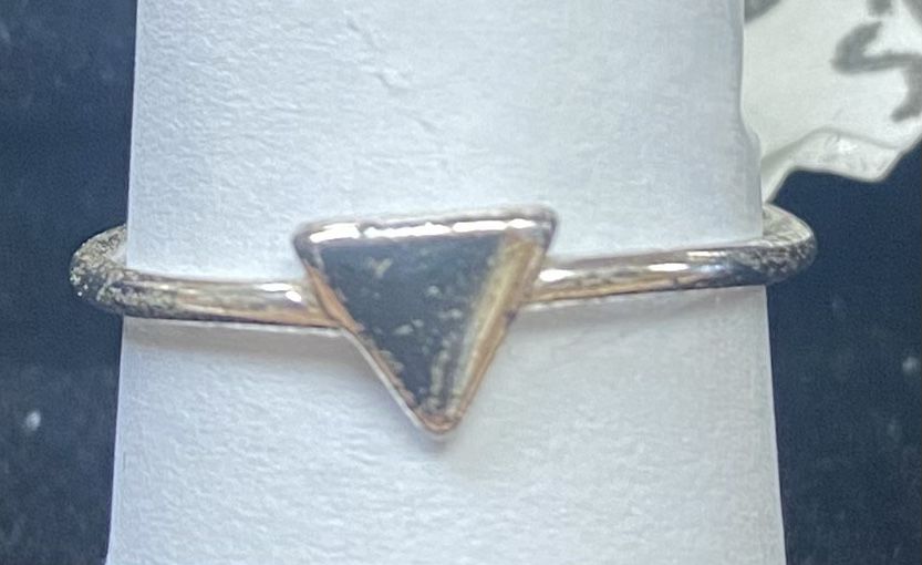 SILVER UNIQUE LOOKING TRIANGLE WOMEN RING SIZE 7