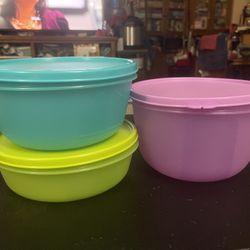 Tupperware items 