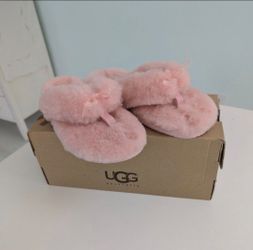 New Pink UGG Slippers Size 8 fluffy and soft
Woman's shoes