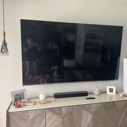 Broken 82” Samsung QN82Q6FNAFXZA TV Screen doesn’t turn on when power is on