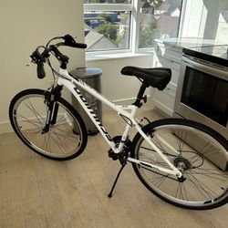 Selling Schwinn Network Hybrid Bike, 700c, 18 inch