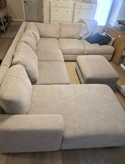 Newer Ashley 4-Piece Sectional Sofa Couch with Chaise and Ottoman