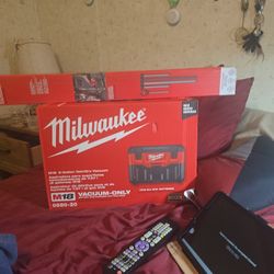 Milwaukee Cordless Shop Vac  Accessories 