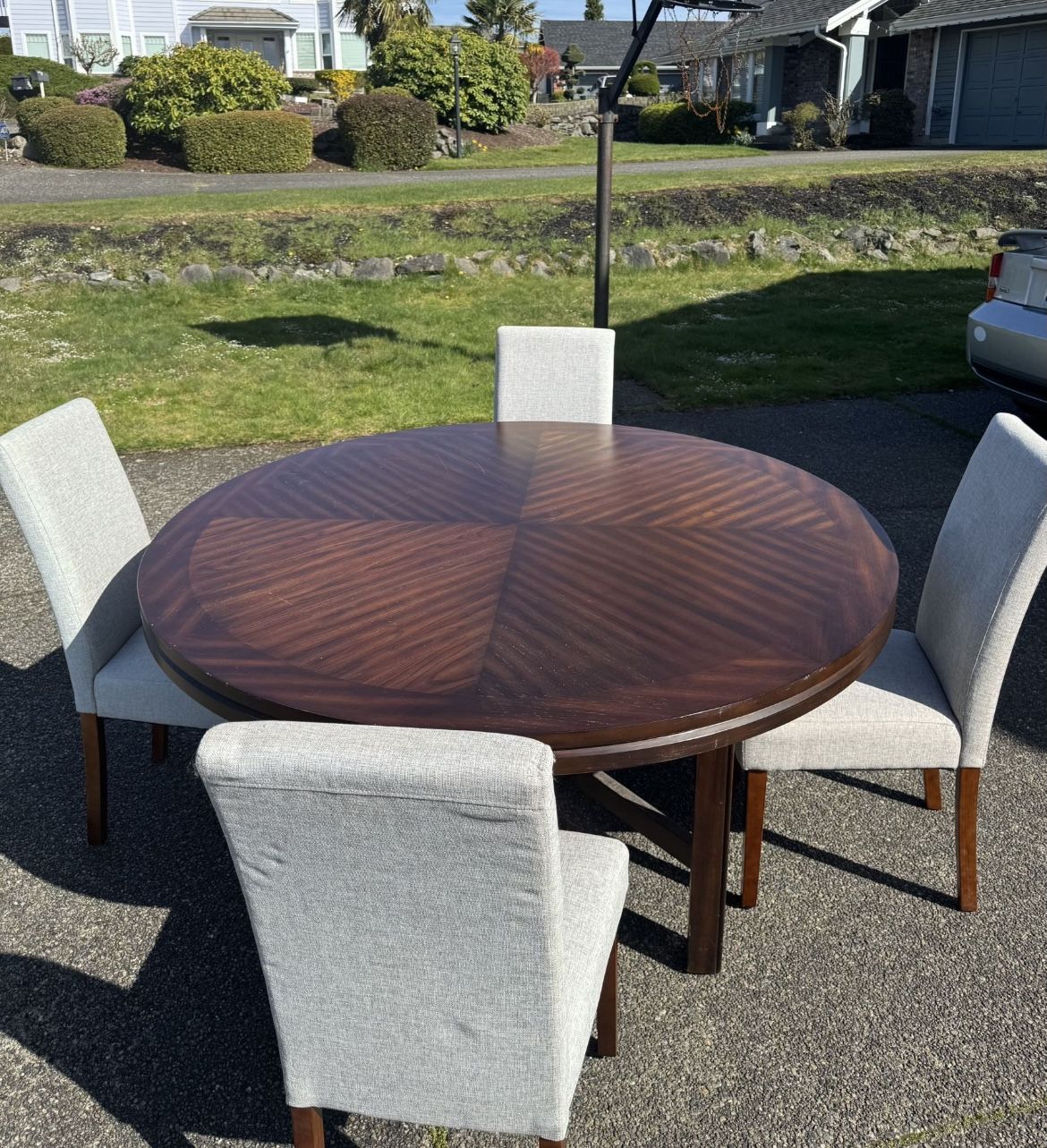 Elegant Round Table With Chairs