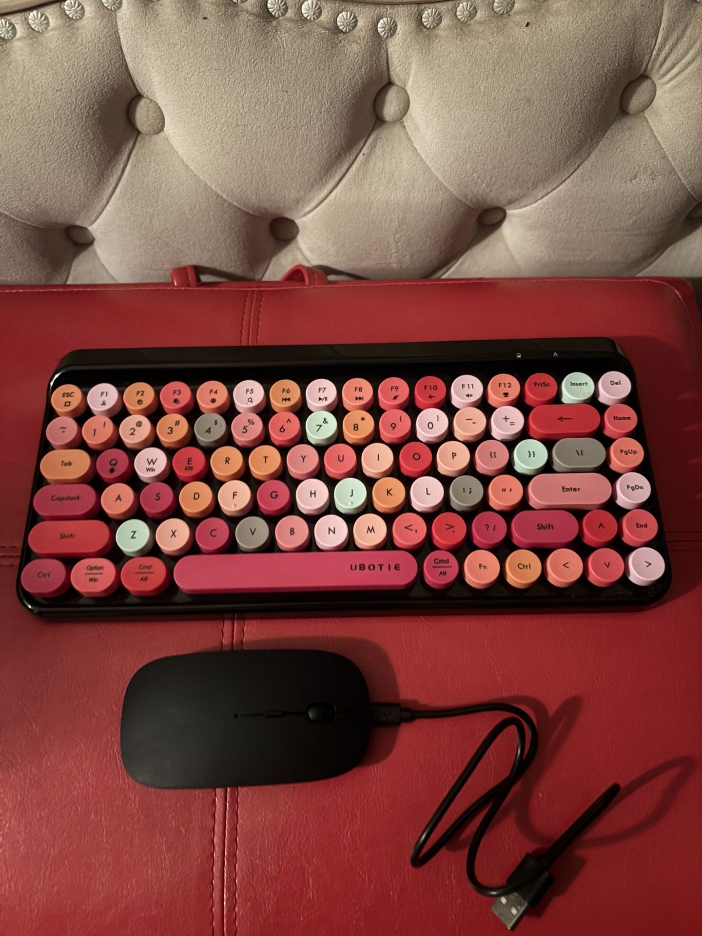 Bluetooth Keyboard and mouse.                                  Perfect for an ipad in great condition 