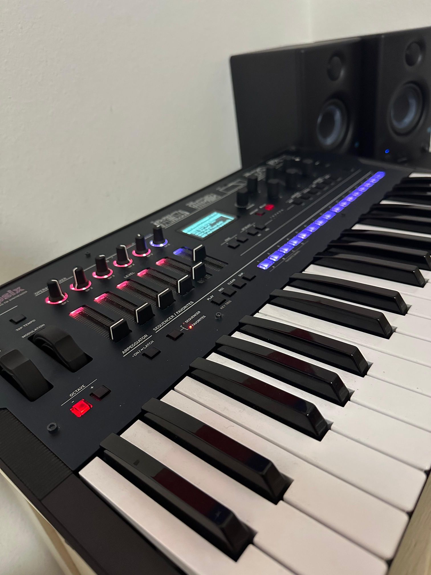 Teclado Sintetizador Korg Opsix MKII FM De 37 Teclas Con 64 Voces Y Secuenciador De 16 Pasos