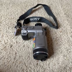 Sony DSC-F707 Cyber-shot 5 Mega Pixel Digital Still Camera with 5x Optical Zoom