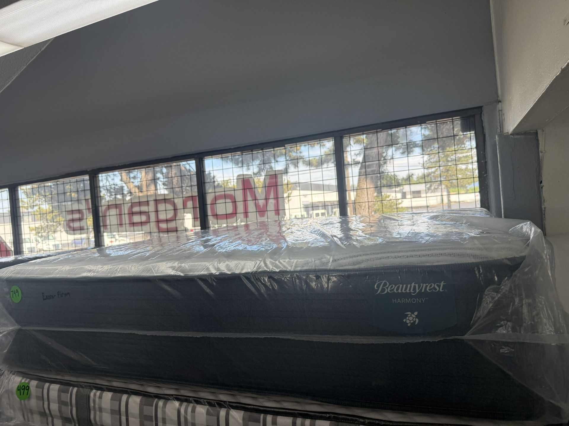 QUEEN SIZE SIMMONS BEAUTYREST HARMONY (EXTRA-FIRM) MATTRESS & BOX SPRING BED SET