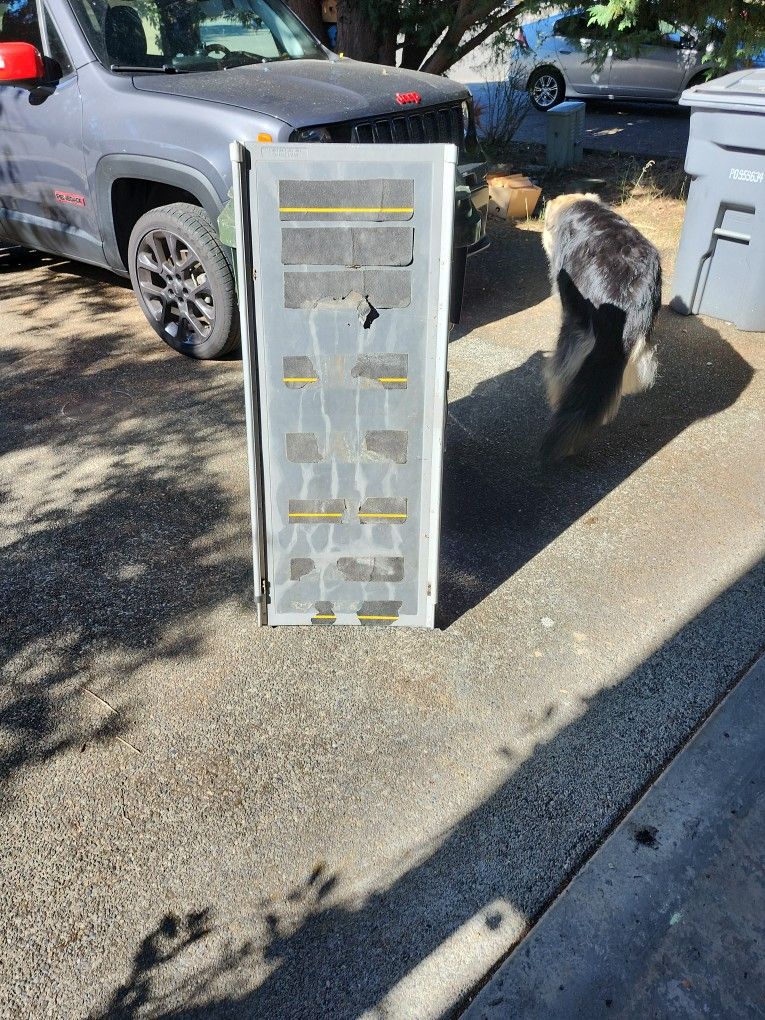 8 FT COLLAPSABLE DOG RAMP.
