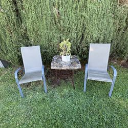 Bistro patio set 1 table and 2 chairs in good condition