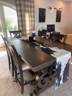 Beautiful Solid Wood Table. 6 seats