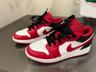 Jordan 1 Low Bulls (GS) Nike size US 3.5Y    45$ firm  back to school shoes for boys or girls