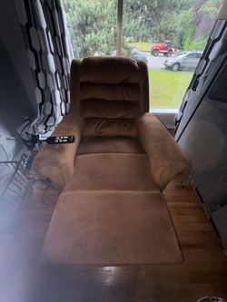 Golden Technologies Power Lift Chair (Like New!)