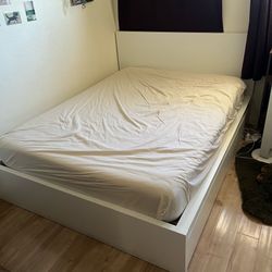Queen bed base + Free mattress (Optional)