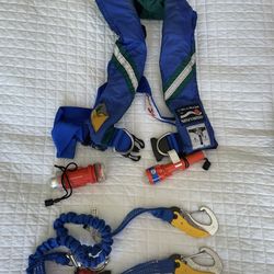 Offshore Inflatable PFD With Harness, Safety Tether and 2 Emergency Strobes
