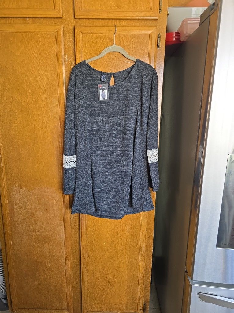Tunic Button Back Like-New.