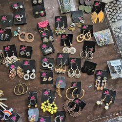Around 100 Pieces Of Assorted Jewelry Brand New
