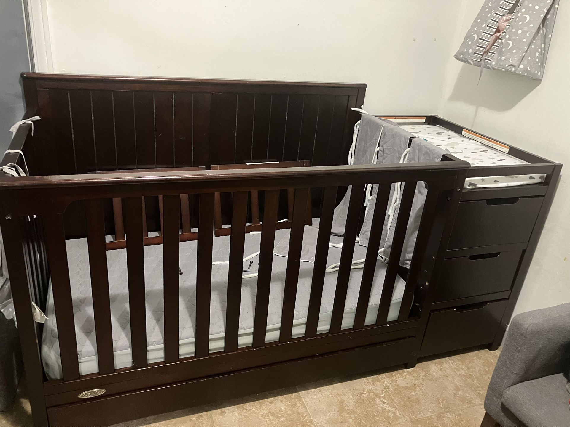 Graco Hadley 5-in-1 Convertible Crib with Drawer (Espresso ) Crib Mattress, 2 Toddler Bed Guard Rails, 3 Bed Rail Covers 