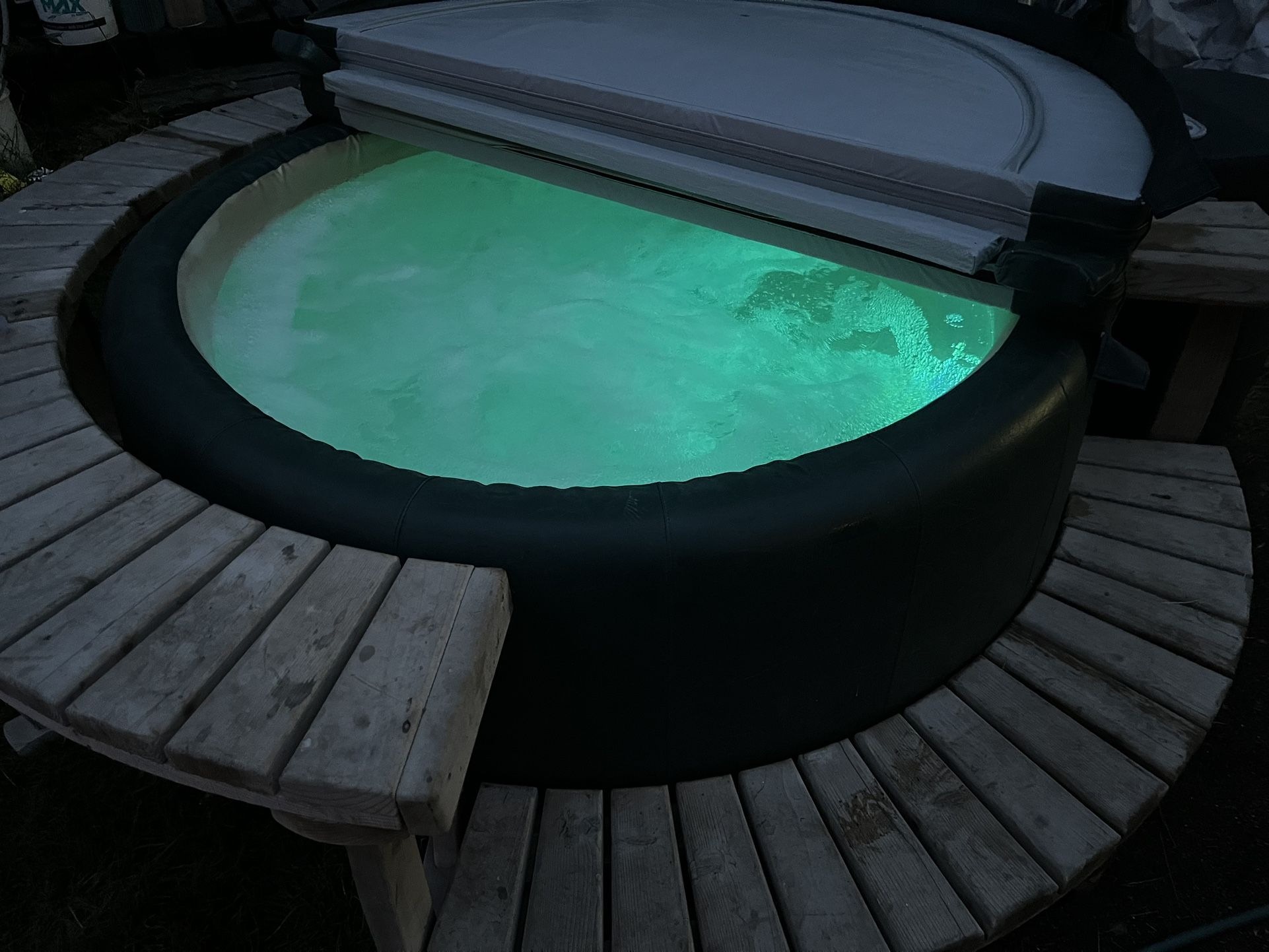 Softub 220 W/surround