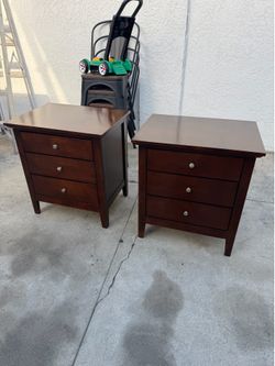 Set of 2 nightstands !