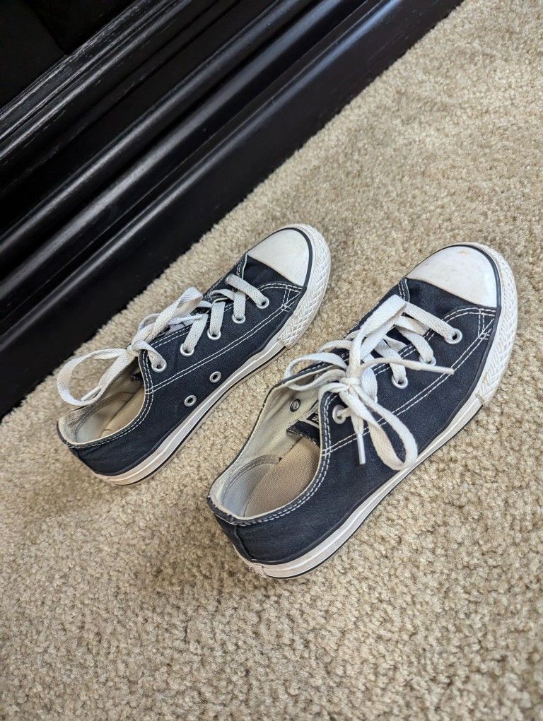 Black Low Top Converse - Size 2 (Youth) 