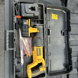 Dewalt DC385 Variable Speed Reciprocating Saw 18 Volt with extra Blades Battery and Charger
