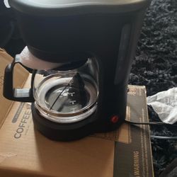Coffee maker very good condition never been used brand new. Just opened it to take pictures so I can post it on here. Brand new never beenr been used.