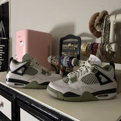 Jordan 4’s Retro Seafoams (Size: 8.5W) 