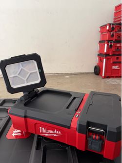 Milwaukee m12 packout flood light