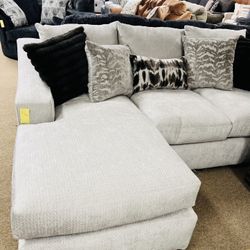 Stylish Reversing Chaise Sectional! 