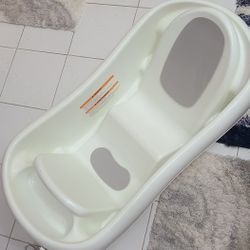 The First Years Sure Comfort Deluxe Newborn-to-Toddler Tub with Sling