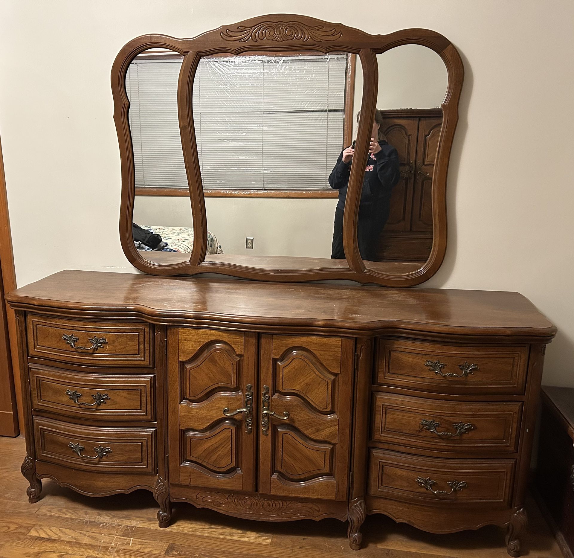 Bassett Provincial 9-Drawer Dresser with Mirror