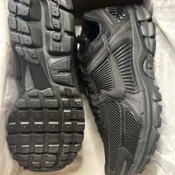 Nike Zoom Vomero 5 Triple Black Size 11.5 New