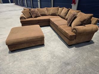 Nailhead sectional with ottoman