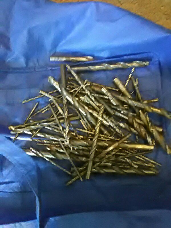 Approx 200 drill bits good to excellent condition