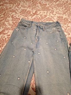 Old Navy wide leg jeans Size 6. American eagle shorts  total 5 dollars