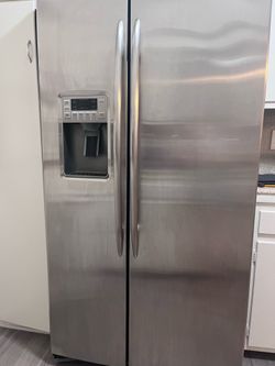 GE Stainless Steel Side-by-Side Refrigerator (Water & Ice Dispenser)