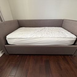 🎄🛏️ Living Spaces Twin Daybed + Trundle – Like New! Perfect Teen Christmas Gift! 🎁