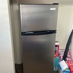 FRIGIDAIRE  fridge/freezer