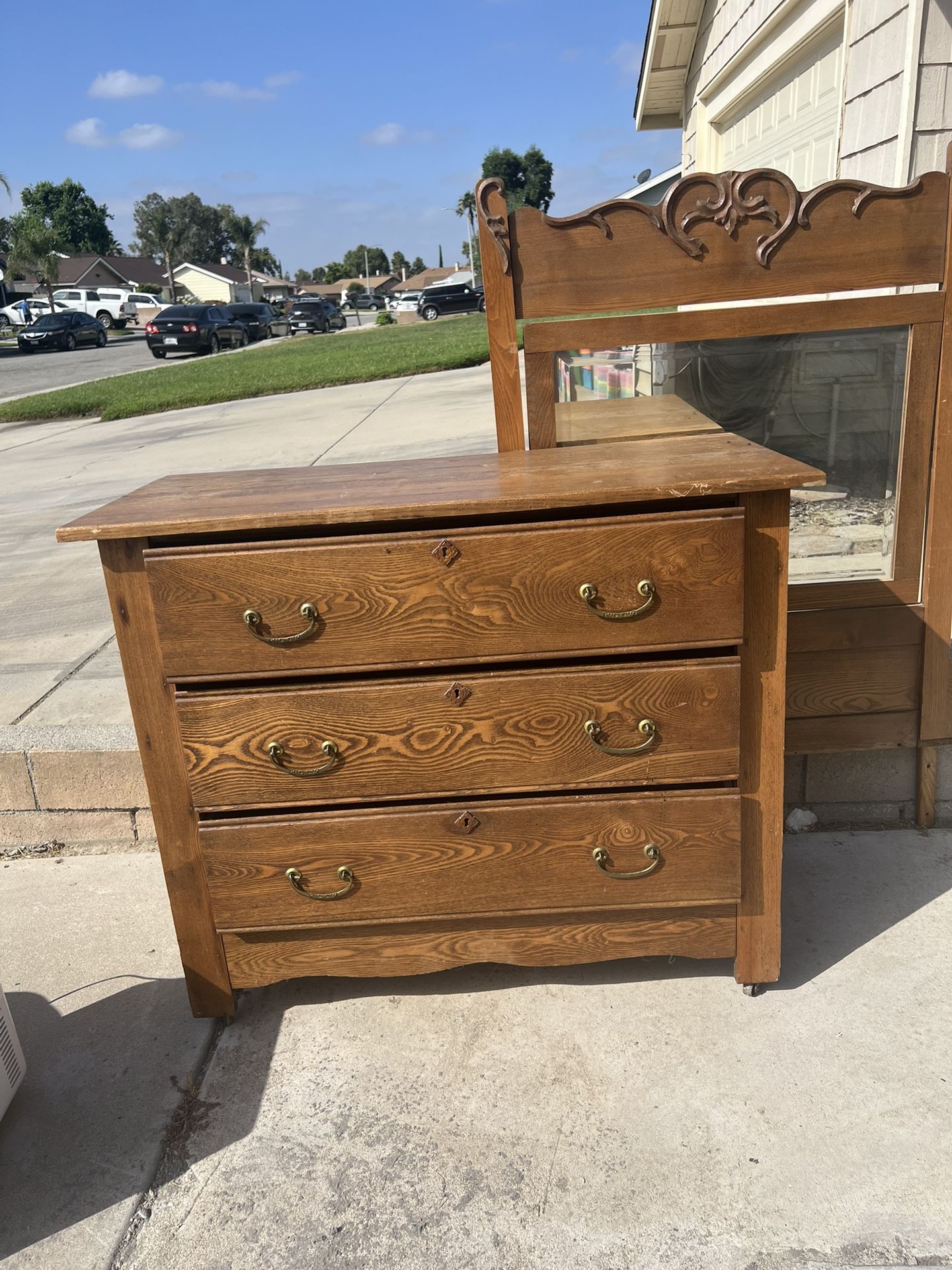 Dresser With Mirror