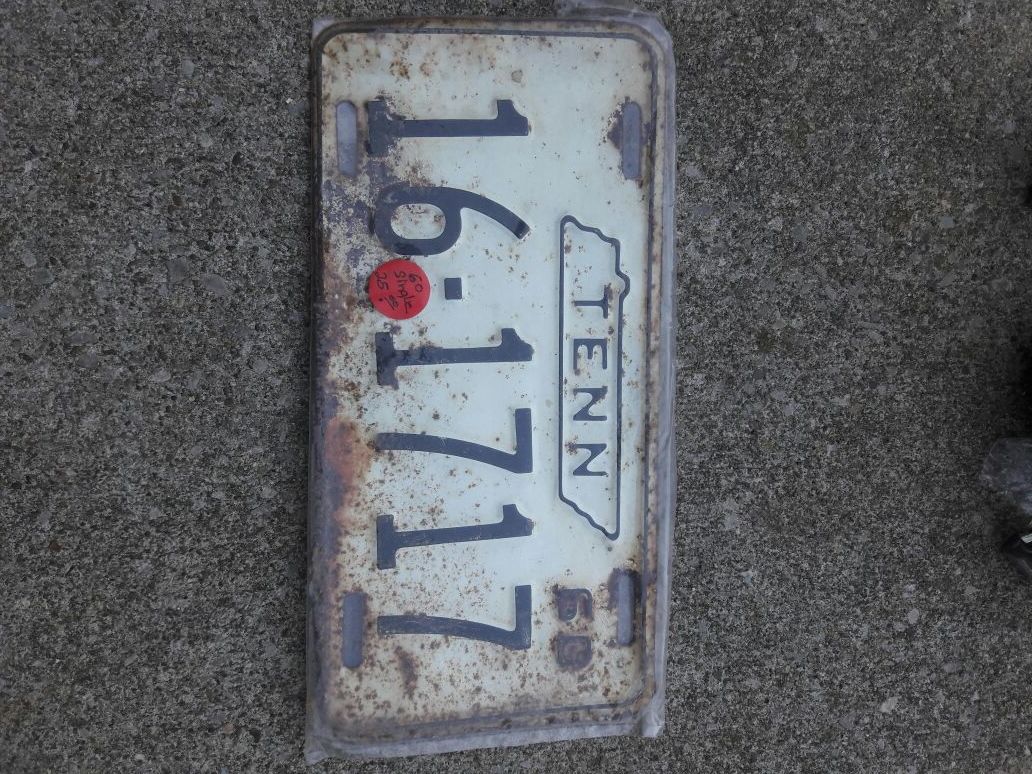 Vintage 1962 single tn plate some lite rust see our other items on my sight