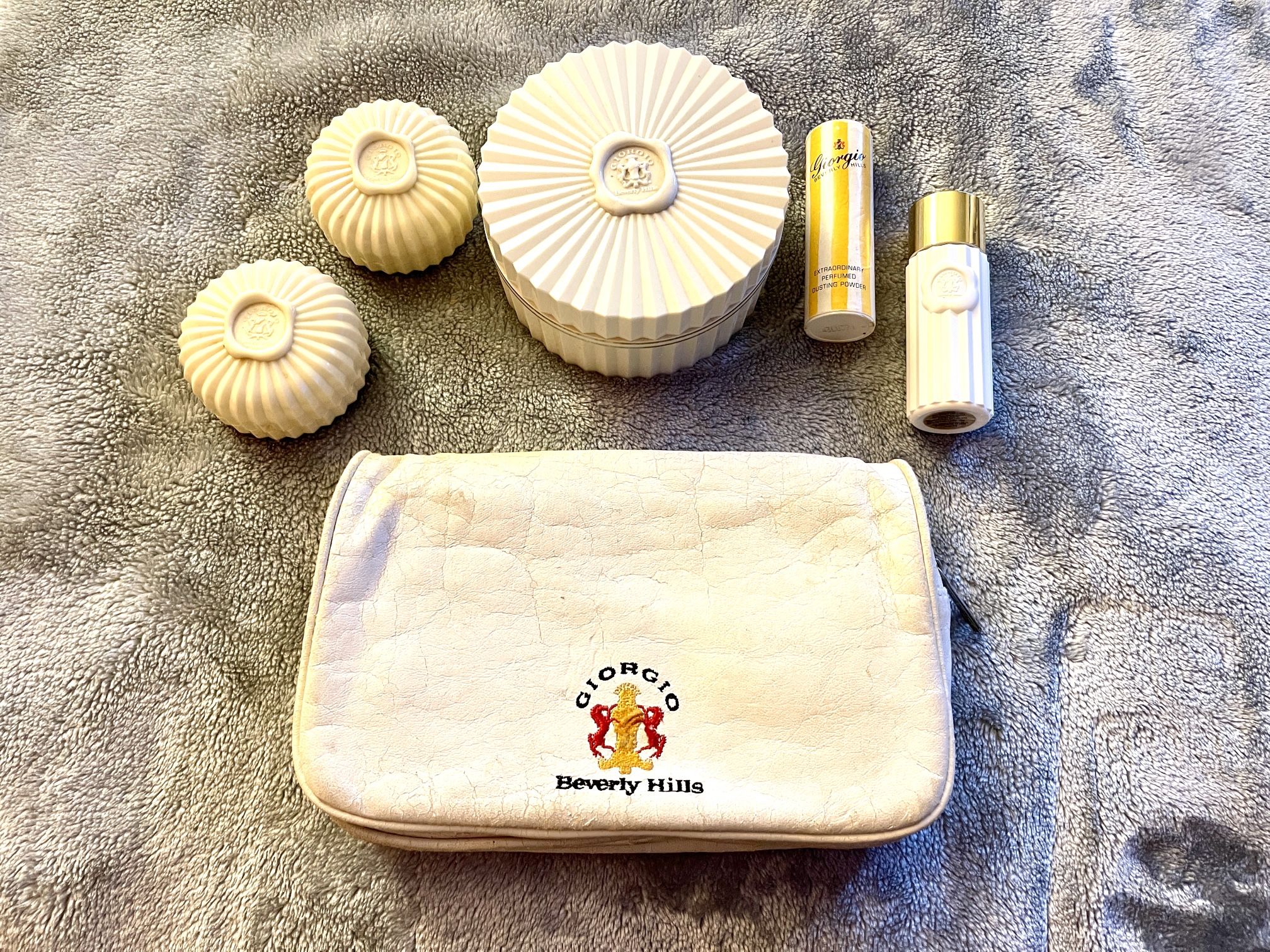 Giorgio Beverly Hills Extraordinary Perfumed Dusting Powder 6 oz 150g & Soap 