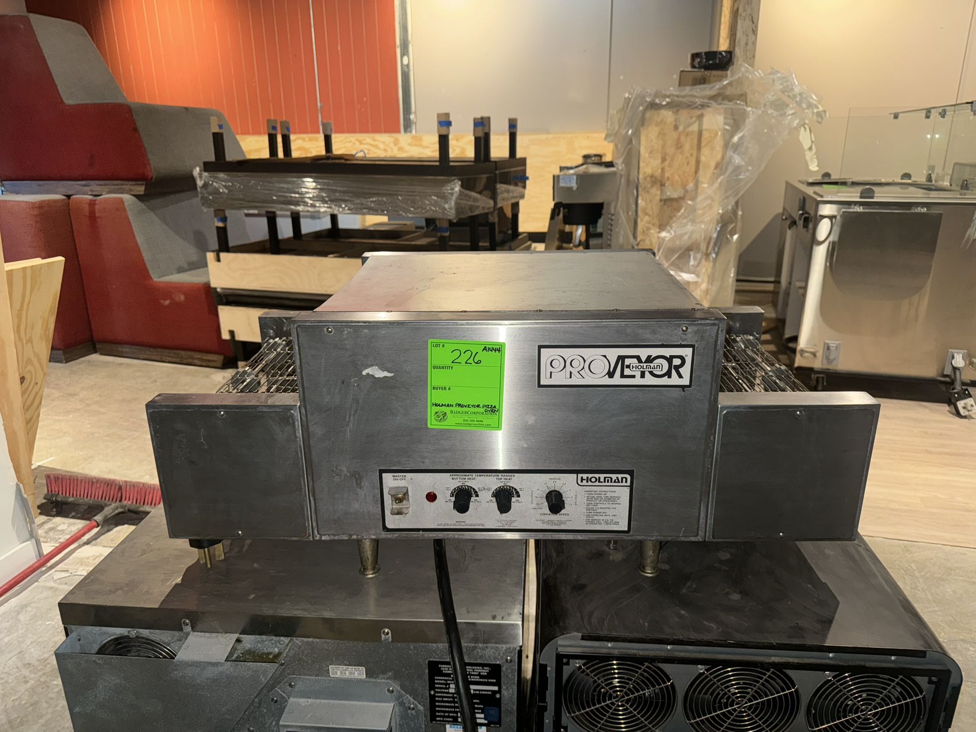 A Holman 214HX Conveyor Oven With Quartz Heater – Analog Controls – 208, 1PH
