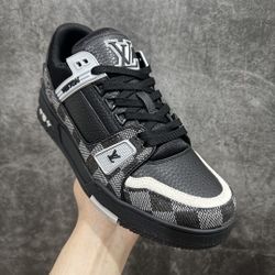 Fashionable Sneakers 