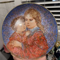 Edwin M. Knowles Mother's Day collector plate from 1985, titled "Erica and Jamie" by artist Edna Hibel. 