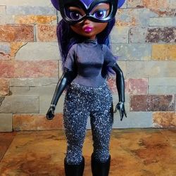 DC Super Hero Girls Catwoman 11"-Tall • Features Headgear , Belt , Boots , Bracelet , Boots , & Clothes , Missing Belt •
