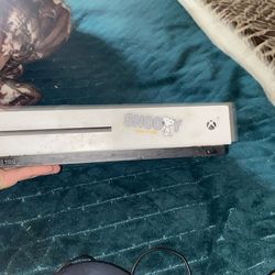 Used À Little Dirty But It’s Still Good It Runs Good And It Comes With 1 Cable And À Controller And Headphones